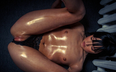 Model Lexi B in Oiled Up